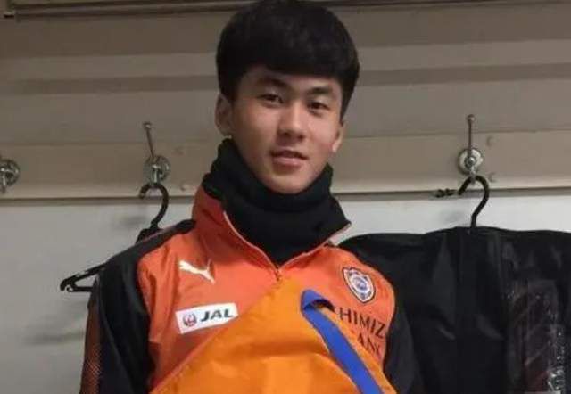 练歌房兼职大学生